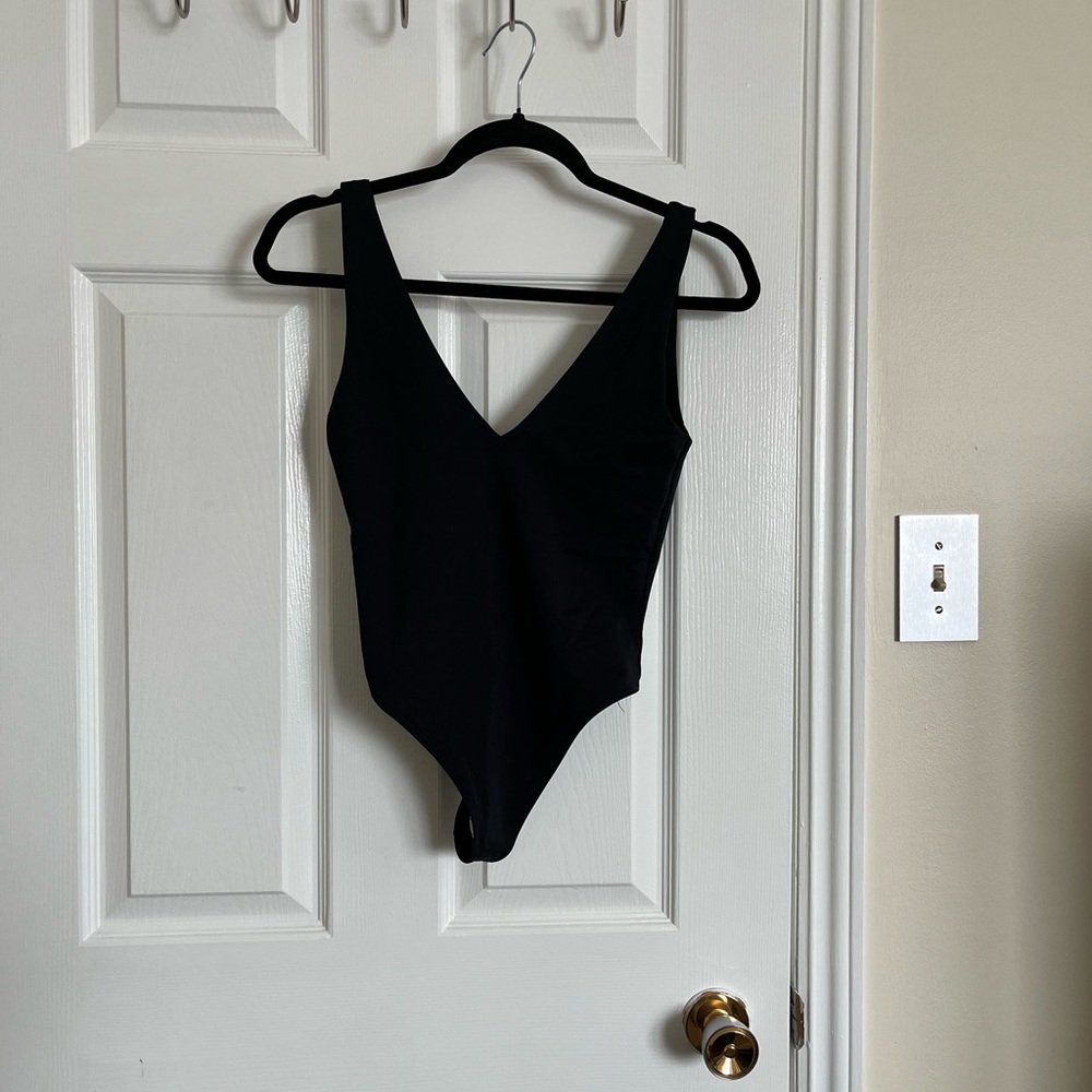 Aritzia Babaton sculpt deep V thong body suit (S)
